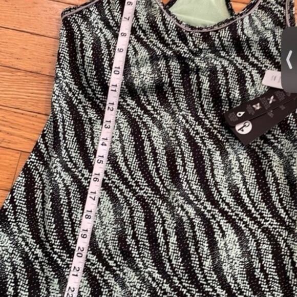 NEW Womens Size M Standingtree Yoga Workout Shirt Black and green Built-in bra 9 - Picture 5 of 5